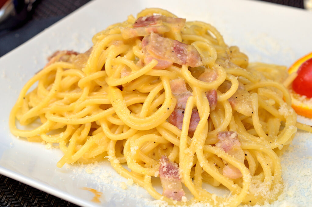 Plato de spaghetti carbonara con queso y panceta