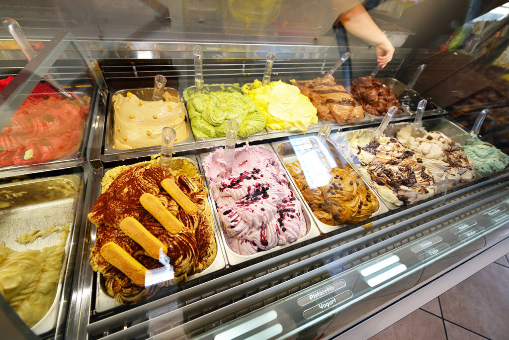 Vitrina de heladería con variedad de gelato italiano